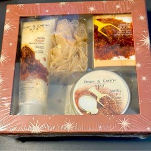 BODY & EARTH SPA VANILLA SUGAR SET. Massage Lotion
Shea Body Butter. Bath Salts.